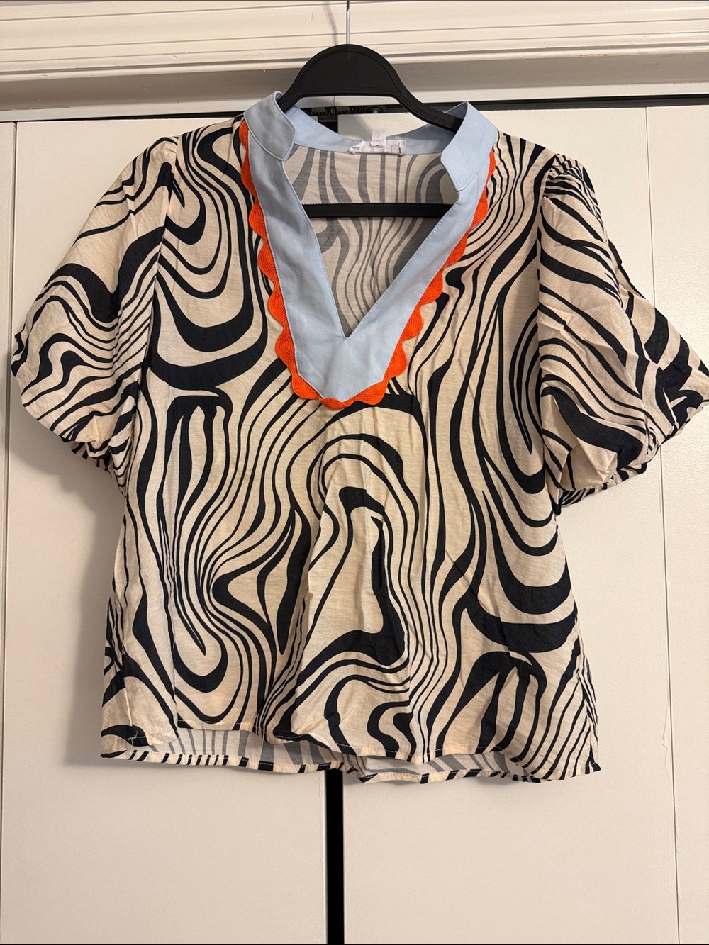 THML Wavy Print V-Neck Short Sleeve Top in Black and Cream, small
